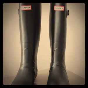 Hunter “Huntress” Boots • matte black • size 9